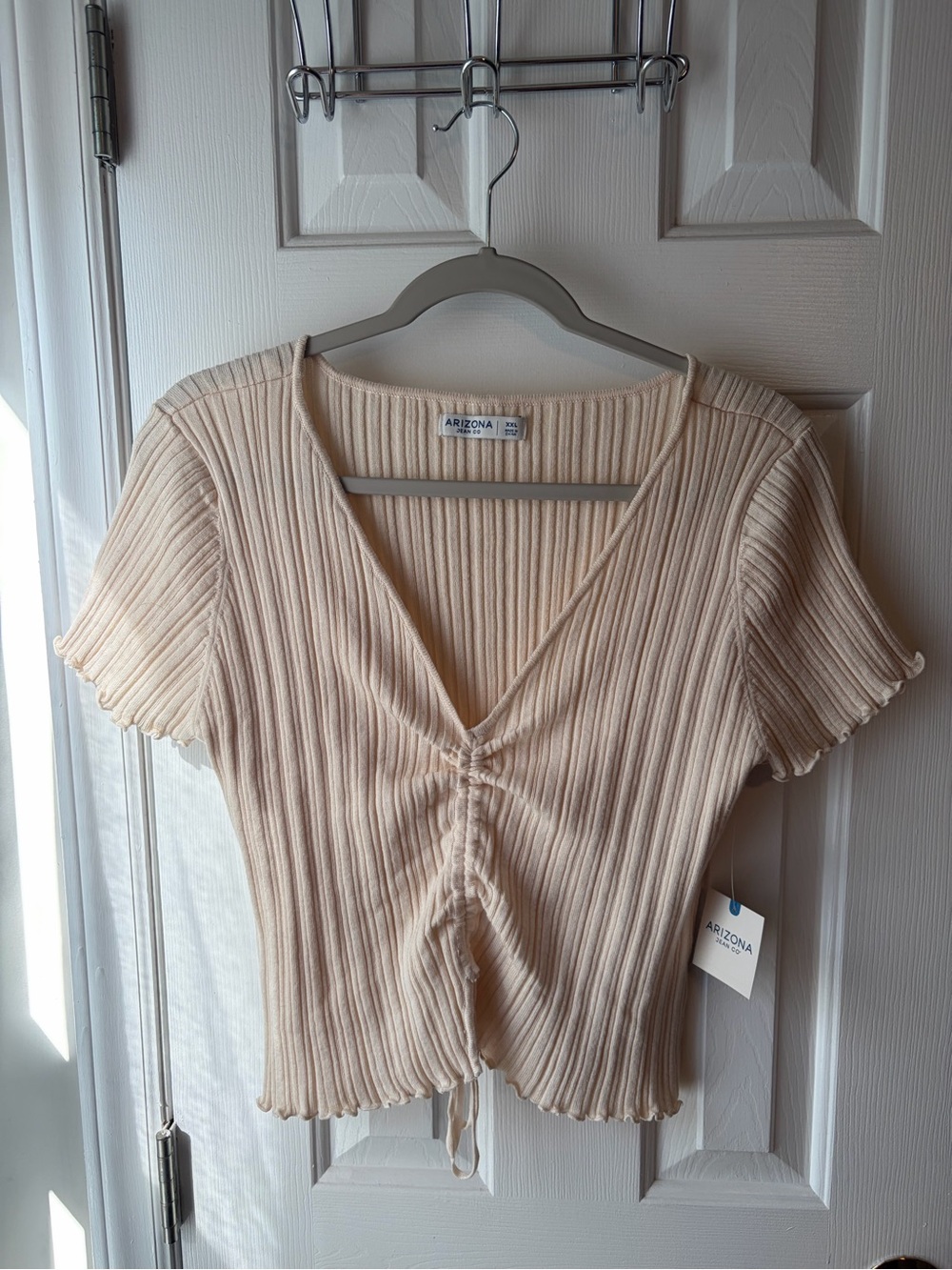 Arizona Jean Company Cream Ribbed V-Neck Ruched Short Sleeve Top